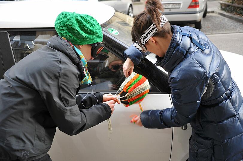 Guerilla-Knitter in Action: So wird München mit Strick verziert. Die Bilder
