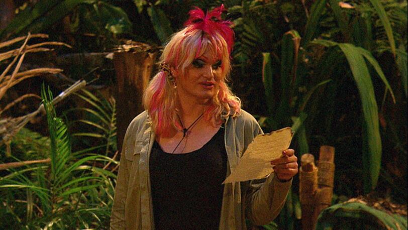 Drag-Queen Olivia Jones heißt bürgerlich Oliver Knöbel - und ist ein Mann. Was vor dem Bildschirm schon alle wussten, war für Jungspund Joey nun eine ungeheuerliche Neuigkeit.