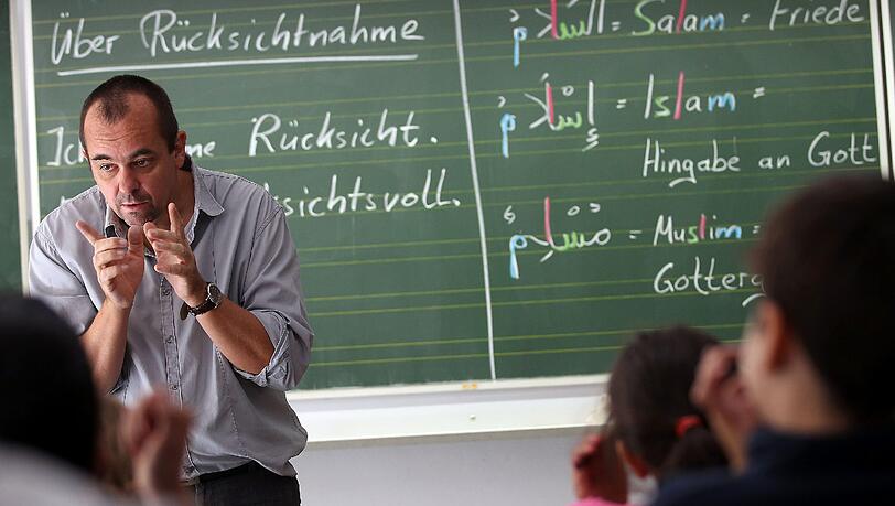 Religionsunterricht für Muslime soll an bayerischen Schulen selbstverständlich werden. Religionsunterricht für Muslime soll an bayerischen Schulen selbstverständlich werden.