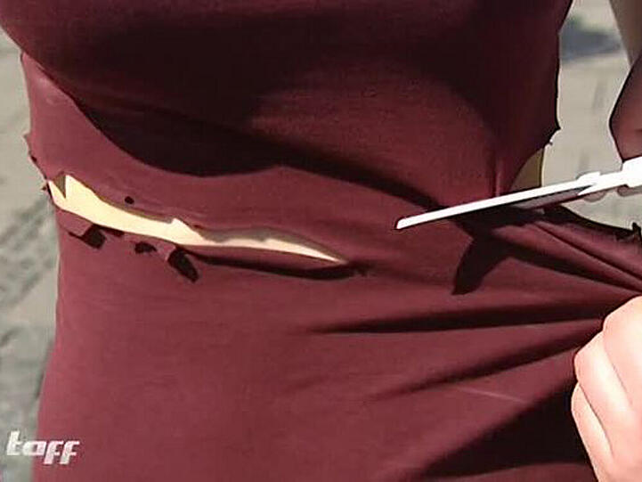 Die Schere ist ein radikales Mitel, um aus einem normalen Top ein trendiges Crop Top zu machen