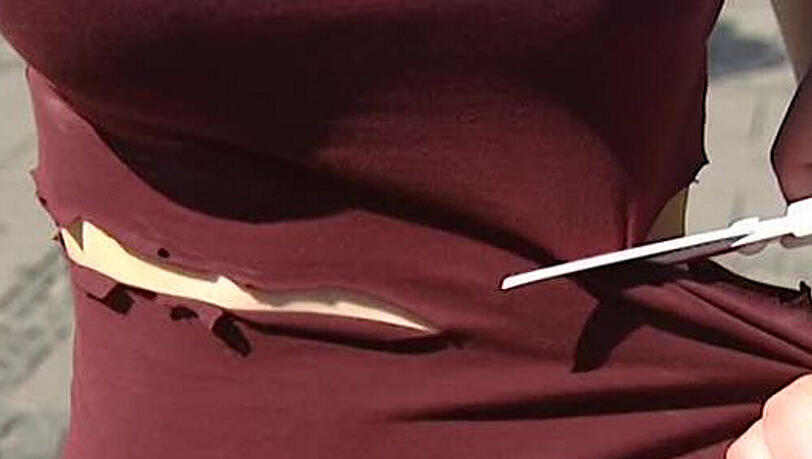 Die Schere ist ein radikales Mitel, um aus einem normalen Top ein trendiges Crop Top zu machen Die Schere ist ein radikales Mitel, um aus einem normalen Top ein trendiges Crop Top zu machen