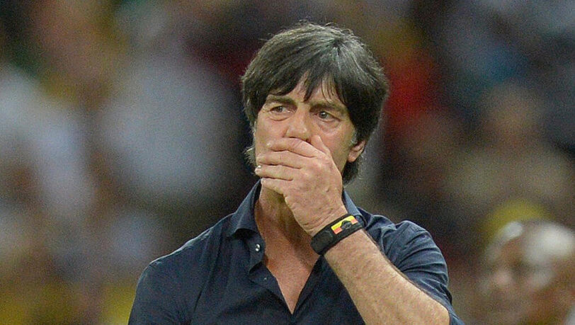 Jogi Löw im Spiel der DFB-Elf gegen Ghana: nicht alles konnte dem Teamchef gefallen im zweiten Vorrundenspiel seiner Mannschaft. Jogi Löw im Spiel der DFB-Elf gegen Ghana: nicht alles konnte dem Teamchef gefallen im zweiten Vorrundenspiel seiner Mannschaft.