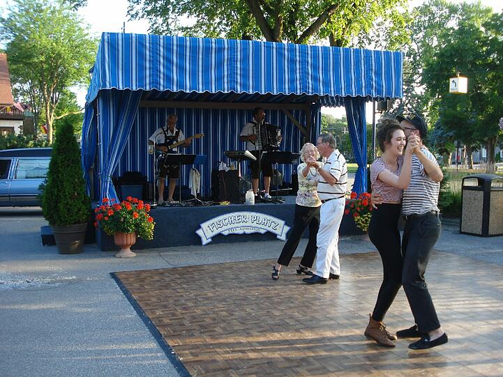 Die Musiker Tom und George stehen in Frankenmuth auf einer Bühne