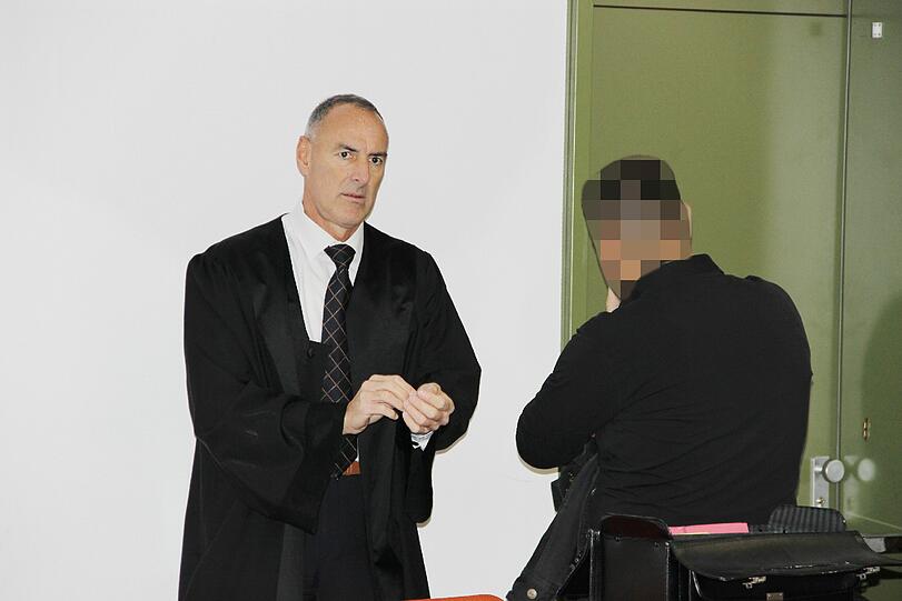 Nach 17 Jahren Therapie ist er geheilt: Can P. (Name geändert) mit seinem Anwalt Michael Wich.