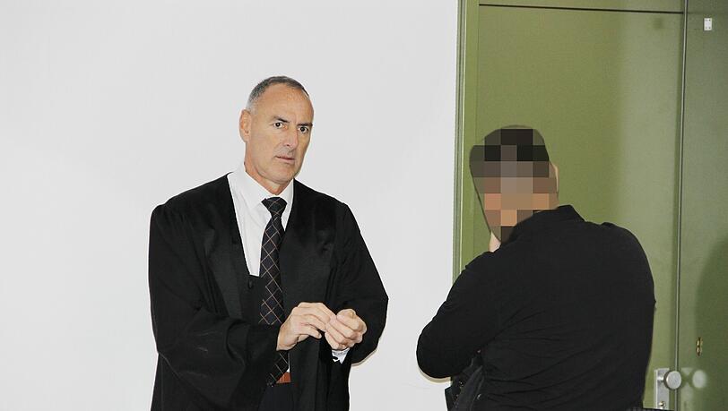 Nach 17 Jahren Therapie ist er geheilt: Can P. (Name geändert) mit seinem Anwalt Michael Wich.