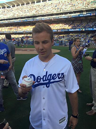 Mario Götze hat sich als Baseballer versucht. Zwar nur für einen Wurf, dafür aber in der berühmten Major League Baseball in den USA. Er durfte den sogenannten First Pitch in der Partie der Los Angeles Dodgers gegen die New York Mets machen