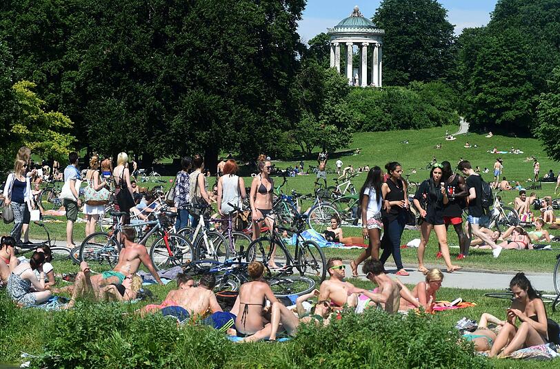 Der Monopteros im Englischen Garten ist ein beliebter Treffpunkt für Münchens Sonnenanbeter.