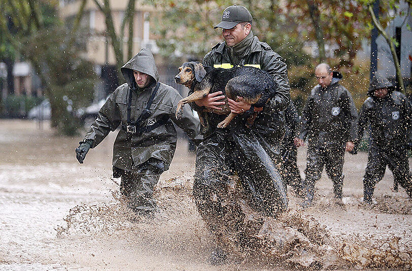 Die südamerikanischen Länder Chile und Uruguay sind von schweren Unwettern heimgesucht worden. Einige Menschen starben. In Santiago de Chile sorgten heftige Regenfälle für Überschwemmungen. Gut vier Millionen Menschen haben kein Trinkwasser. Foto: Mario Ruiz