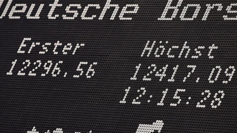 Die Dax-Kurve auf der Anzeigetafel der Wertpapierbörse in Frankfurt am Main.