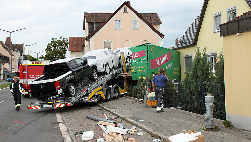 Ein von der Fahrbahn abgekommener Autotransporter hat einen geparkten Möbellaster in ein Wohnhaus geschoben. Durch die Wucht des Aufpralls wurde eine Ecke des Einfamilienhauses regelrecht abrasiert. Ein von der Fahrbahn abgekommener Autotransporter hat einen geparkten Möbellaster in ein Wohnhaus geschoben. Durch die Wucht des Aufpralls wurde eine Ecke des Einfamilienhauses regelrecht abrasiert.