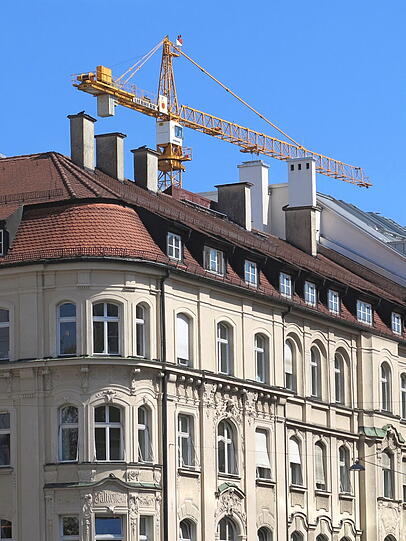 Bei schönstem Wetter habe ich ein paar Baustellen im Zentrum gesehen und kreativ fotografiert. Viele Besucher genießen ein Sonnenbad und machen eine Essenpause am Max-Joseph-Platz. Die Tauben, die auf den ersten Blick verletzt oder krank ausschauen, aalen sich eigentlich in der Sonne.