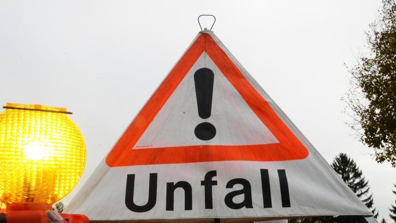 Zu sehen ist ein Warndreieck mit der Aufschrift "Unfall". Foto: Patrick Seeger/Archivbild Zu sehen ist ein Warndreieck mit der Aufschrift "Unfall". Foto: Patrick Seeger/Archivbild