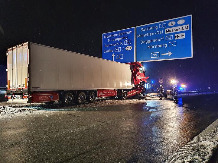 Die Autobahn 8 in Richtung München wurde gegen 5 Uhr am Montagmorgen wieder für den Verkehr freigegeben.