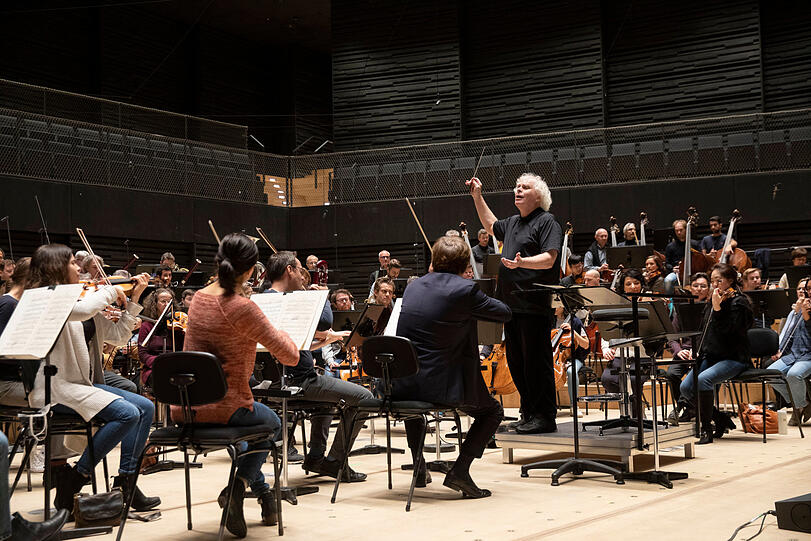 Simon Rattle und das Symphonieorchester des Bayerischen Rundfunks bei einer Probe in der Isarphilharmonie.