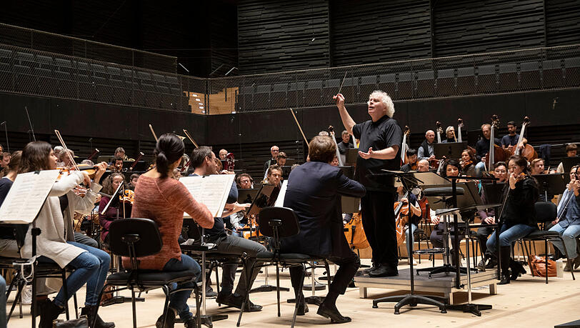 Simon Rattle und das Symphonieorchester des Bayerischen Rundfunks bei einer Probe in der Isarphilharmonie. Simon Rattle und das Symphonieorchester des Bayerischen Rundfunks bei einer Probe in der Isarphilharmonie.