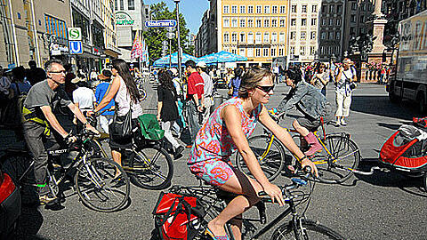 Volles Rohr: Viele Radler stürmen am Marienplatz durch die Touristen &ndash; die passen aber auch nicht wirklich auf.