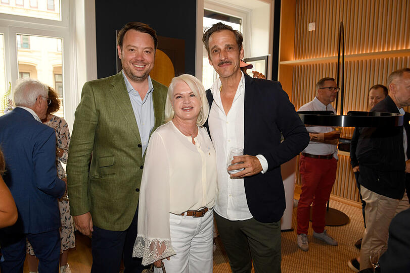 Filmproduzent Friedrich Oetker (v.l.), Eveline Schönleber (MAC Jeans) und Schauspieler Max von Thun.