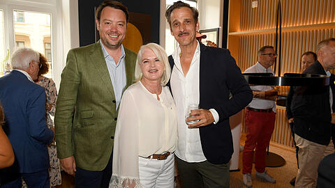 Filmproduzent Friedrich Oetker (v.l.), Eveline Schönleber (MAC Jeans) und Schauspieler Max von Thun.