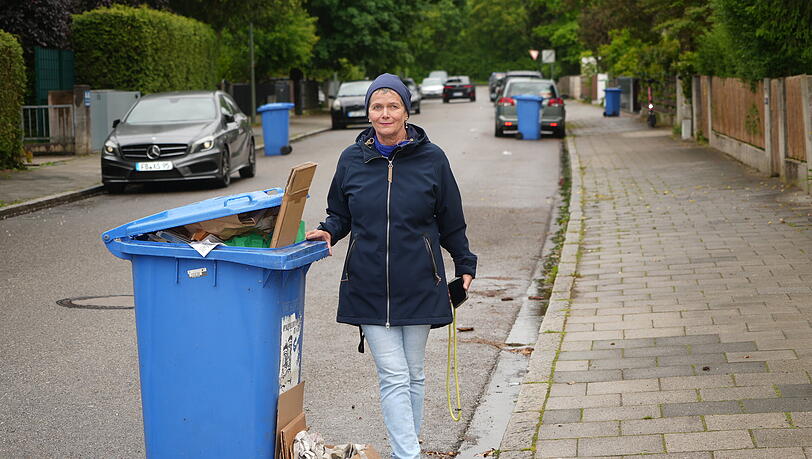 Tatjana K. steht neben einer überquellenden Papiertonne. Immer wieder lässt die Müllabfuhr ihre Straße bei den Leerungen aus. Tatjana K. steht neben einer überquellenden Papiertonne. Immer wieder lässt die Müllabfuhr ihre Straße bei den Leerungen aus.