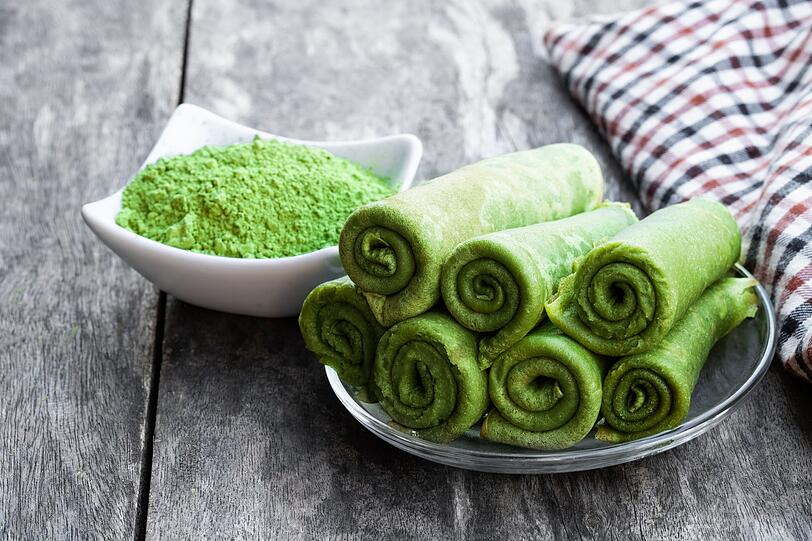 Auch f&uuml;r leuchtend gr&uuml;ne Pancakes eignet sich Matcha-Pulver bestens und erg&auml;nzt das beliebte Fr&uuml;hst&uuml;ck um viele Antioxidantien. F&uuml;r etwa vier Pancakes werden 200 Gramm Mehl, am besten je zur H&auml;lfte Vollkorn- und Wei&szlig;mehl, mit einem Essl&ouml;ffel Matcha-Pulver, einem Teel&ouml;ffel Backpulver und einer Packung Vanillezucker in einer Sch&uuml;ssel vermischt. Danach kommen das Eigelb von einem Ei und 250 Milliliter Milch dazu. Alles zu einem glatten Teig verr&uuml;hren.
