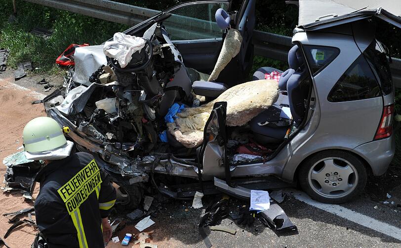 Für einen 73-Jährigen endet ein Frontalzusammenstoß mit einem Lkw tödlich.