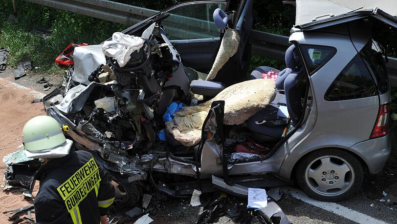 Für einen 73-Jährigen endet ein Frontalzusammenstoß mit einem Lkw tödlich.