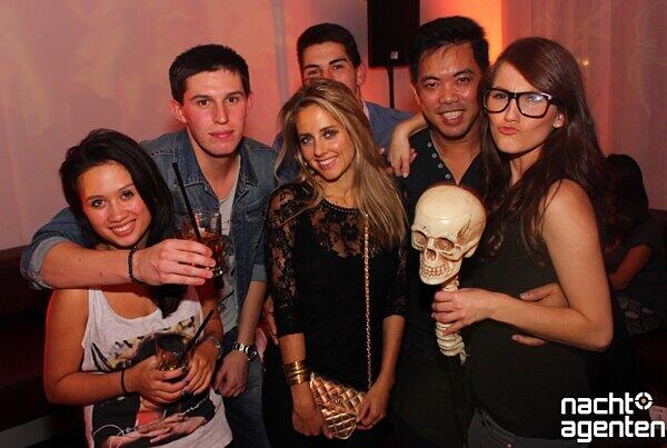 Rococo Halloween Clubbing im 8 Seasons. Mehr Bilder unter: www.nachtagenten.de.