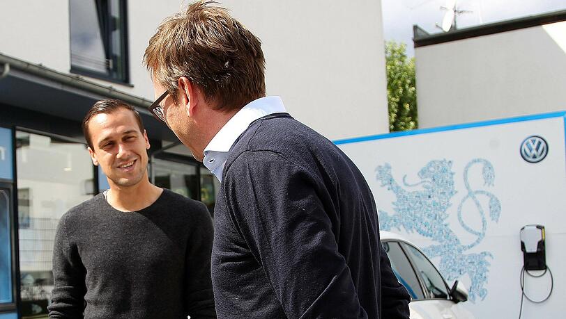 Glückwünsche von Geschäftsführer Markus Rejek mit Präsent. So viel vorneweg: Liendl wird einen weiß-blauen Strampler und einen Schnuller bekommen. Glückwünsche von Geschäftsführer Markus Rejek mit Präsent. So viel vorneweg: Liendl wird einen weiß-blauen Strampler und einen Schnuller bekommen.
