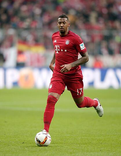 JEROME BOATENG NOTE 4: Wieder zurück in seinem Stammrevier Innenverteidigung. Hatte Ball und Gegner im Blick und im Griff. Mit Ruhe und Souveränität &ndash; die nach der Pause plötzlich weg war. Kam beim 0:3 gedanklich nicht mit, als er bei Korbs Pass das Abseits aufhob und so Johnson auf die Reise zum Torerfolg gehen konnte.
