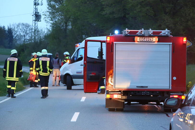 Tragisches Ende einer Partynacht: Ein Mann schlief auf der Straße ein und wurde überfahren. Bilder vom Unfallort.