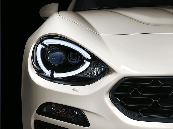 Differenzierter Auftritt: Vor allem an der Front ist keine Ähnlichkeit mit der Basis des Fiat 124 Spider, dem Mazda MX-5, auszumachen.