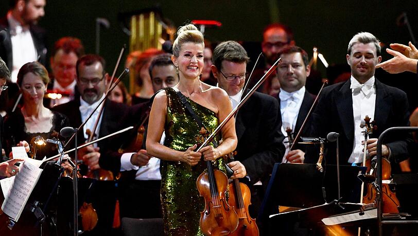 Anne-Sophie Mutter bei ihrem Konzert auf dem Königsplatz. Anne-Sophie Mutter bei ihrem Konzert auf dem Königsplatz.
