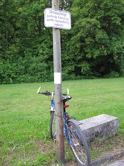 Entweder kann der Radler nicht lesen oder er lässt es drauf ankommen...