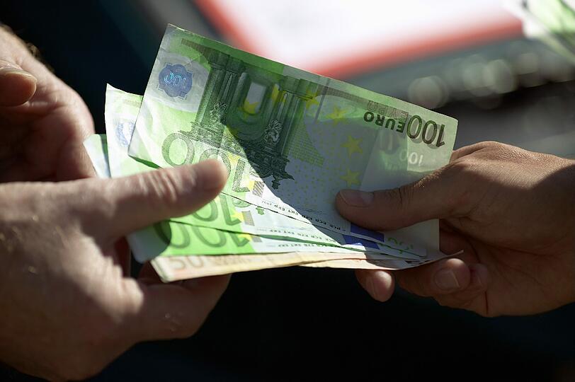 Die Frau erbeutete mehrmals Bargeld.