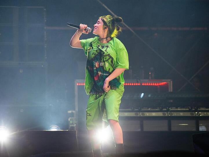 Die US-amerikanische Sängerin Billie Eilish tanzt singend auf der Bühne beim Musik- und Kunst-Festival "MS Dockville".