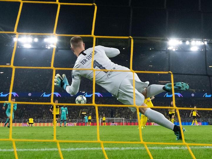 Barcelonas Keeper Marc-André ter Stege parierte den Elfmeter von Dortmunds Marco Reus.