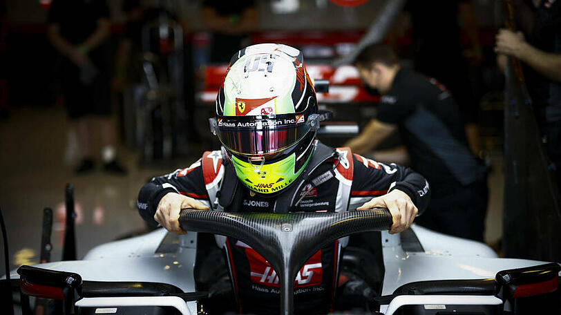 Mick Schumacher nimmt in seinem Haas-Boliden Platz.
