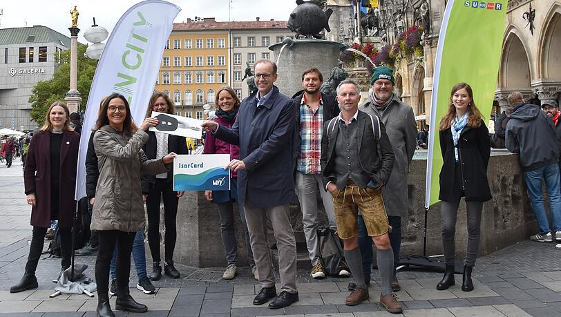 Die "Autofaster" bei der Schlüsselabgabe am Fischbrunnen.
