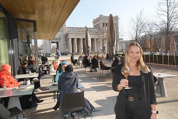 Larissa Unger freut sich über Sonne satt und tollen historischen Ausblick im Café Ella beim Königsplatz. Larissa Unger freut sich über Sonne satt und tollen historischen Ausblick im Café Ella beim Königsplatz.
