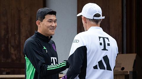 Willkommen, neuer Abwehrchef: Bayern-Trainer Thomas Tuchel mit Neuzugang Kim Min-jae (l.).