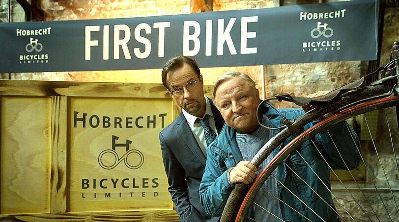Professor Karl Friedrich Boerne (Jan Josef Liefers, l) und Kommissar Frank Thiel (Axel Prahl) verschlägt es die Sprache, als ihnen kein neues Hobrecht-Fahrrad, sondern überraschend eine Leiche präsentiert wird. Professor Karl Friedrich Boerne (Jan Josef Liefers, l) und Kommissar Frank Thiel (Axel Prahl) verschlägt es die Sprache, als ihnen kein neues Hobrecht-Fahrrad, sondern überraschend eine Leiche präsentiert wird.