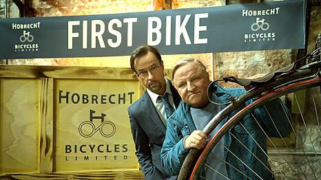 Professor Karl Friedrich Boerne (Jan Josef Liefers, l) und Kommissar Frank Thiel (Axel Prahl) verschlägt es die Sprache, als ihnen kein neues Hobrecht-Fahrrad, sondern überraschend eine Leiche präsentiert wird.