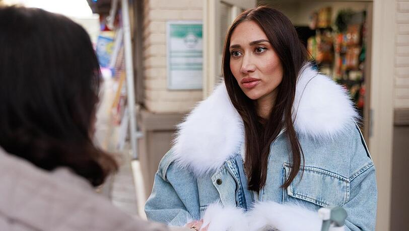 "Unter uns": Samira (r.) vertraut sich Sina an. "Unter uns": Samira (r.) vertraut sich Sina an.