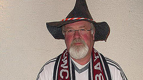 Rolf Hillwig ist 57 Jahre alt und seit über 50 Jahren Fan des FC Bayern