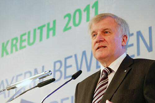 Sieht es als seinen persönlichen Erfolg, dass die CSU mit 46 Prozent Auferstehung feiern kann: Horst Seehofer in Kreuth.