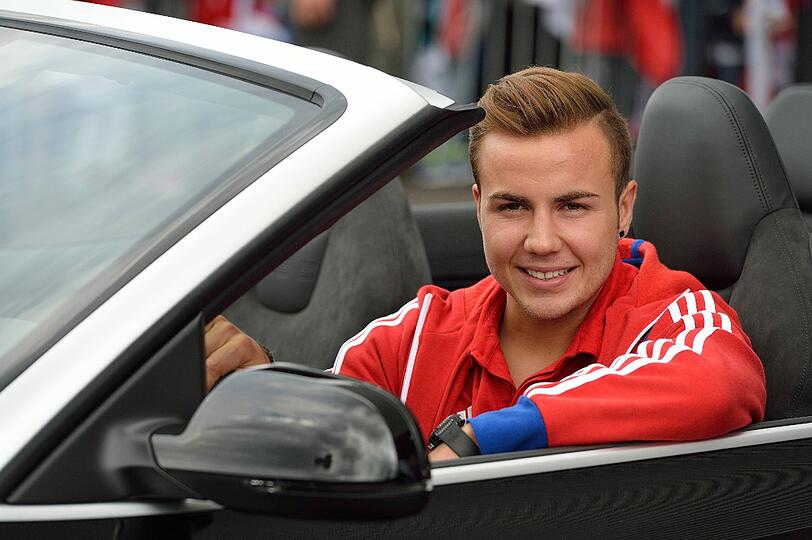Mario Götze mit seinem neuen RS5 Cabriolet 4.2 FSI quattro tiptronic
