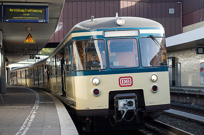 In der Hamburger S-Bahn hat ein Lehrer Abitursklausren vergessen.
