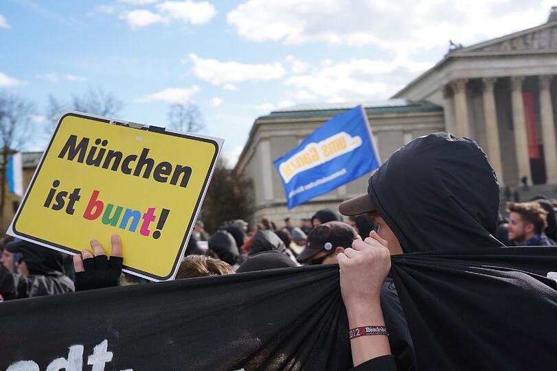 Tausende Demonstranten haben vor dem Start des NSU-Prozesses in München an das Schicksal der Opfer erinnert. Sie verlangten einen konsequenten Kampf gegen die braune Gefahr. Die Bilder!
