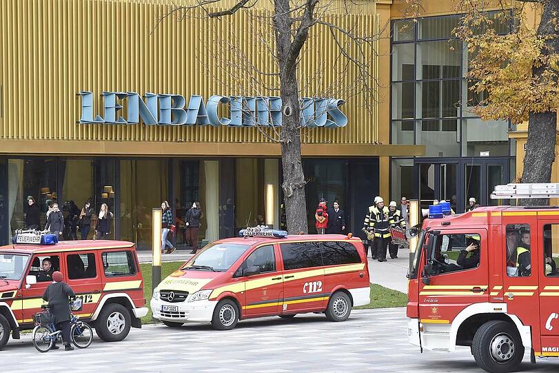 Aufgrund der Rauchentwicklung musste die Feuerwehr das Lenbachhaus entlüften.