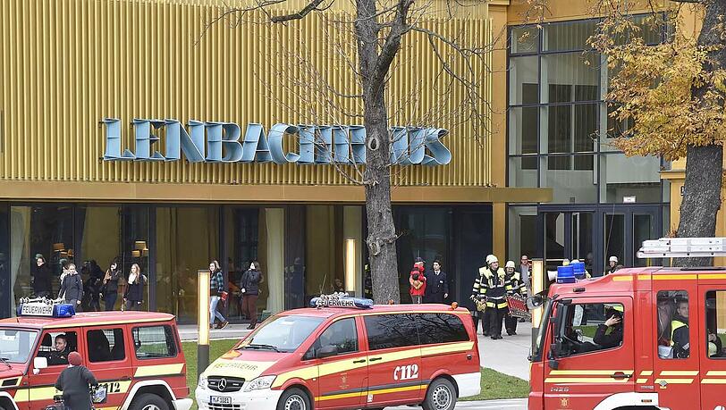 Aufgrund der Rauchentwicklung musste die Feuerwehr das Lenbachhaus entlüften.